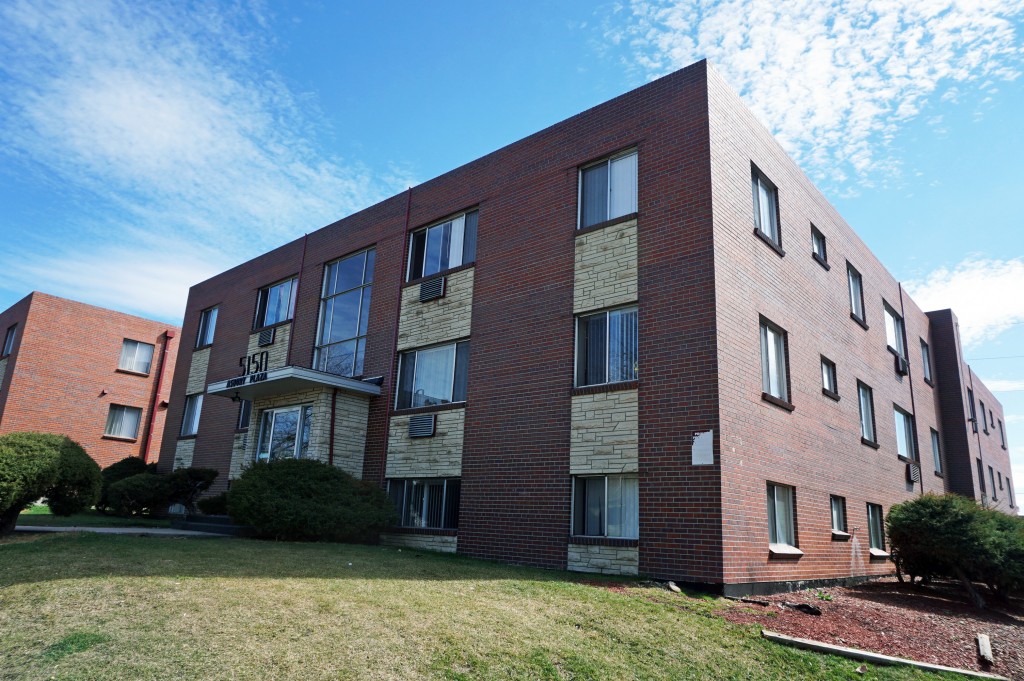 The Asbury Plaza apartment complex is the latest in a series of Glendale apartment complexes to be sold. Photos by Burl Rolett.