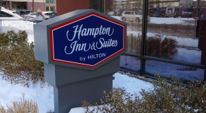 hamptonInnSuites sign